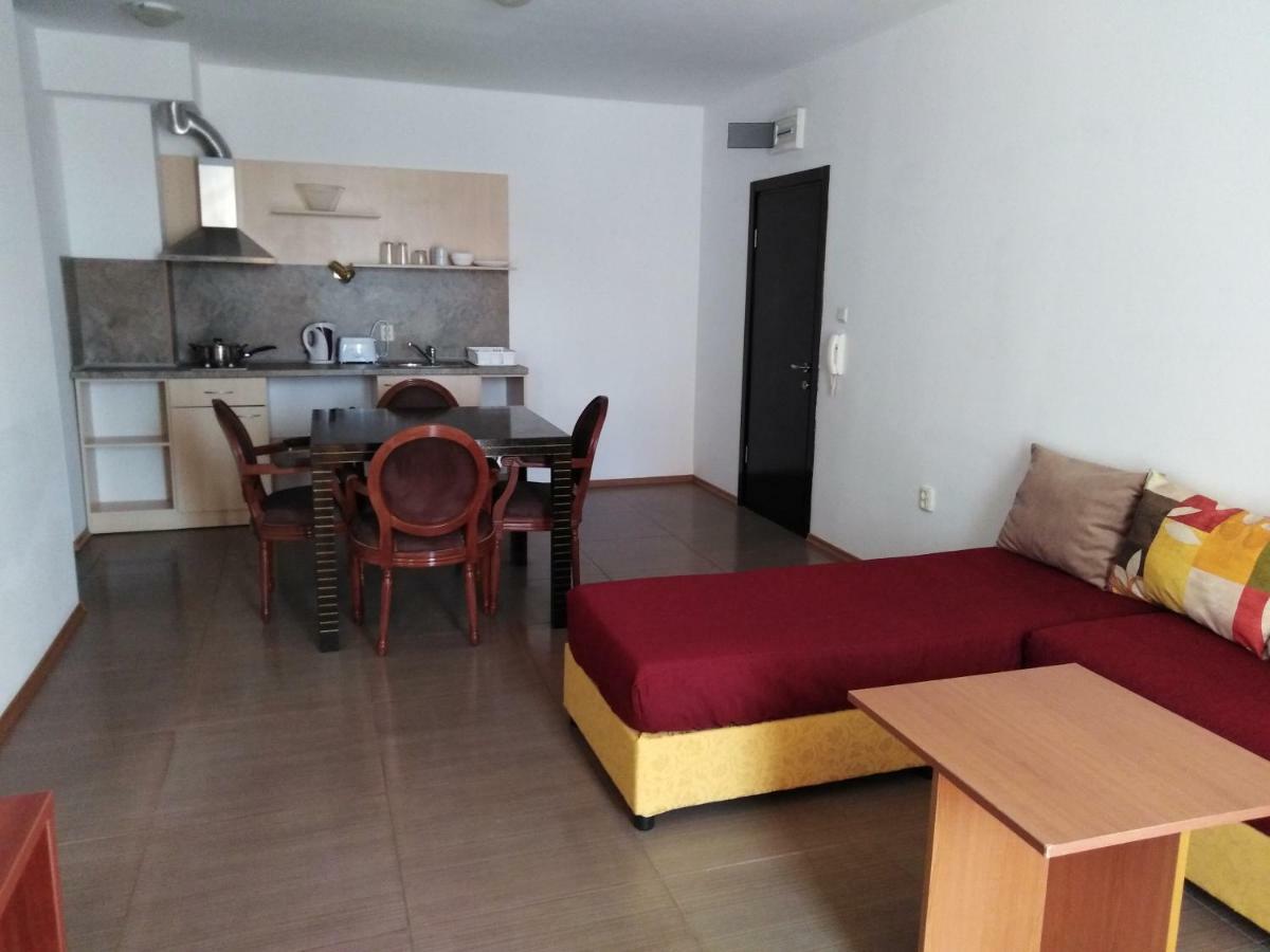 Vm Apartments Robinson Beach Pomorie Exterior photo