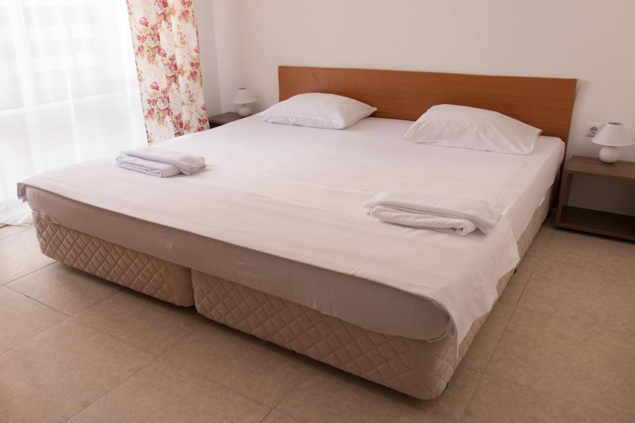 Vm Apartments Robinson Beach Pomorie Exterior photo